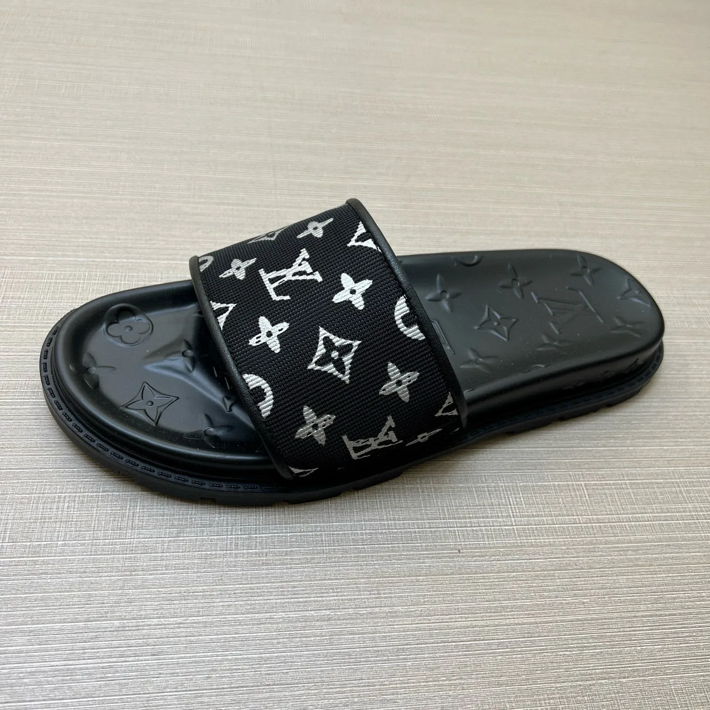 P270🏆Louis Vuitton 🏆[Louis Vuitton] Spring/Summer 2025 [Men's Flip Flops] 🎯🎯As an active family in the fashion industry ⭐ Lv is characterized by bold innovation ⚡Create this casual business style for Chinese fashionable men ✨The fabric is made of imported high-grade cowhide 🔥 Clean and neat ⚡Fashionable and elegant🌹Breathable, sweat-absorbent and deodorant👈So luxurious, high-end and domineering. 👍Must be sold if you repost the picture. Number of yards: 38--46. Color: 🎉 For large quantities. Welcome to repost.